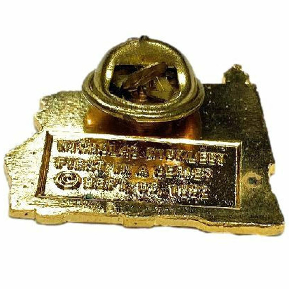 Nicholas Nickleby Dept 56 Enamel Pin Pinback 1992 Christmas Snow Village Cottage - Picture 4 of 4